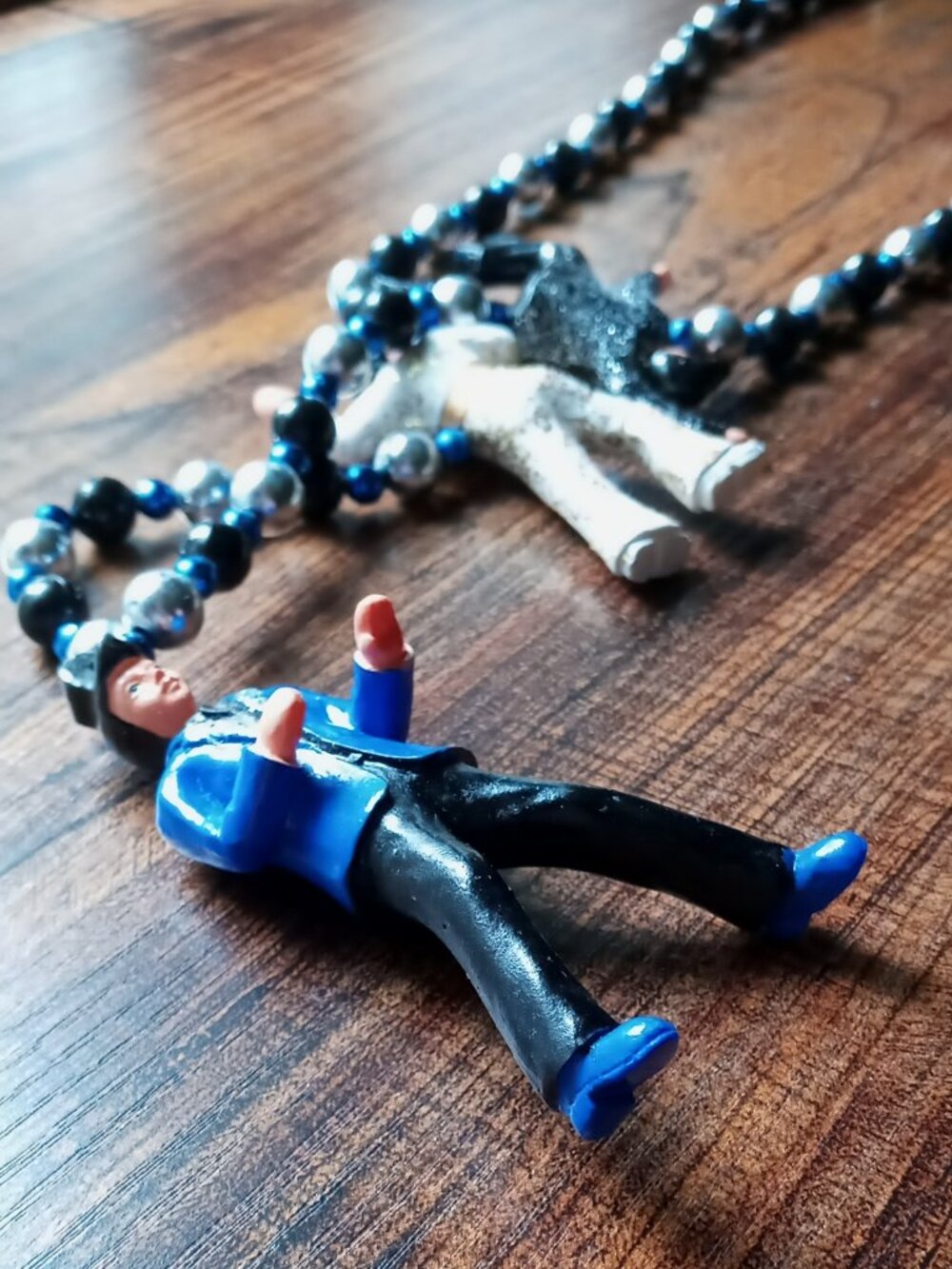 Vintage Mardi Gras Throw Bead Necklace w/3 Elvis Presley Figurines 🕺🎙️🎸⚡️ - Picture 16 of 16
